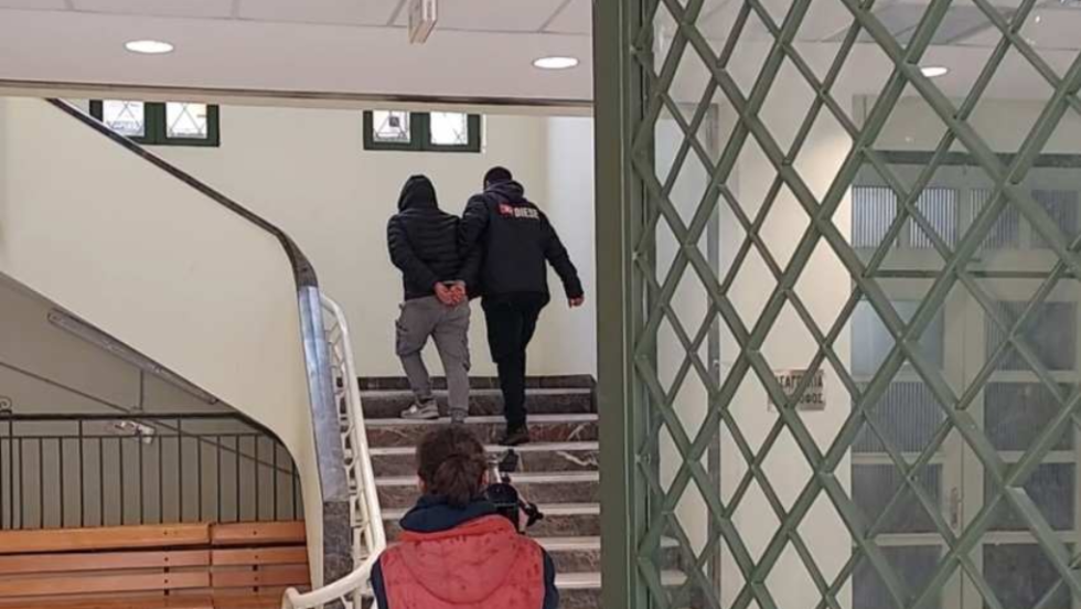 Ο 27χρονος που προκάλεσε αποβολή στη σύντροφό του κατά την προσαγωγή του στον εισαγγελέα